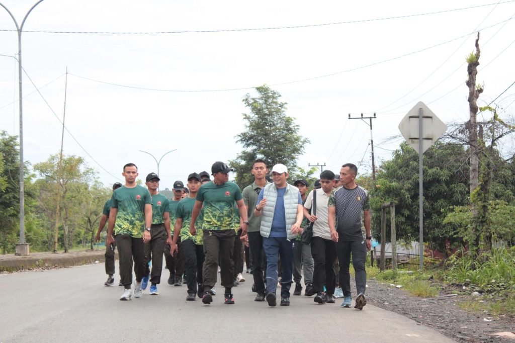 Bupati Andi Rudi Latif Ikuti Jalan Sehat Bersama Yonif TP 828/BWM