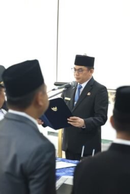 Perdana di Tahun 2026, Bupati Andi Rudi Latif Lantik 21 Pejabat Eselon II, III, dan IV