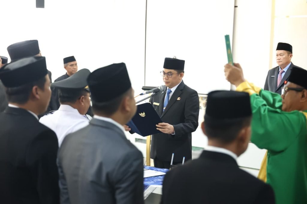Perdana di Tahun 2026, Bupati Andi Rudi Latif Lantik 21 Pejabat Eselon II, III, dan IV