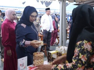 Dukung UMKM Lokal, Andi Irmayani Borong Jajanan Tradisional di Aksi Bajual Wadai 2026