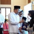 Awali Safari Ramadan di Masjid Agung Al-Falah, Bupati Andi Rudi Latif Santuni Anak Yatim dan Dhuafa
