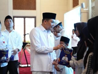 Awali Safari Ramadan di Masjid Agung Al-Falah, Bupati Andi Rudi Latif Santuni Anak Yatim dan Dhuafa