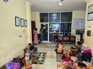 Hamil Tua, Penumpang Tertahan di Pelabuhan Batulicin Kelelahan hingga Alami Pendarahan 