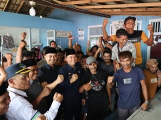 Penumpang KM Awu-Awu Tertunda, Andi Rudi Siapkan Dapur Umum dan Mobil Toilet di Pelabuhan