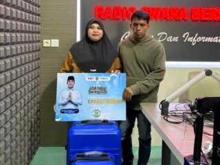 Tangis Haru Neli Yati, Warga Karang Bintang yang Diberangkatkan Umroh oleh Andi Rudi Latif