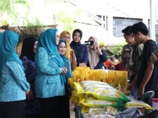 Ketua TP PKK Tanah Bumbu Buka Pasar Murah di Kecamatan Simpang Empat