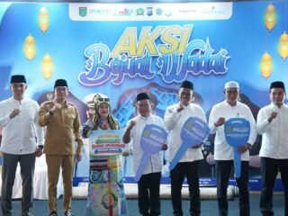 Andi Rudi Latif Serahkan Penghargaan Adipura Lokal dan Bantuan Operasional Desa.