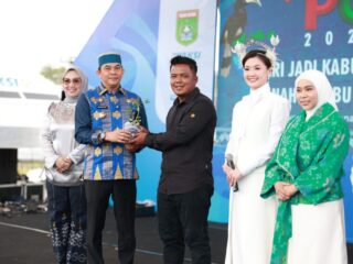 Gandeng Asty Ananta, Andi Rudi Latif Bagikan Bibit Tomat Cherry Stevia ke Petani Tanbu