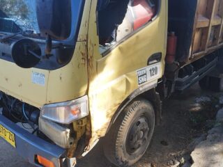 Pemotor Terlibat Kecelakaan dengan Truk Pengangkut Material di Depan SPBU Kersik Putih
