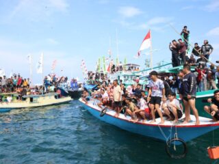 Puncak Mappanre Ri Tasi’e 2026, Ribuan Wisatawan Padati Pantai Pagatan