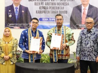 Bupati Andi Rudi Latif Terima Hibah Jalan Alternatif KM 17