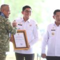 Bupati Tanah Bumbu Terima Penghargaan KASAD Atas Kontribusi Pertahanan
