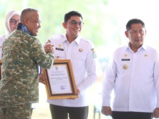 Bupati Tanah Bumbu Terima Penghargaan KASAD Atas Kontribusi Pertahanan