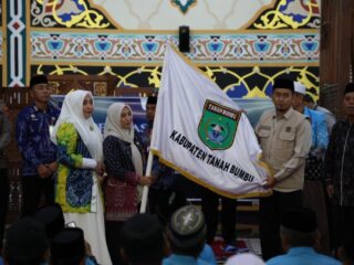 Penuh Haru, Sekda Tanbu Lepas Ratusan Jamaah Haji di Masjid Agung