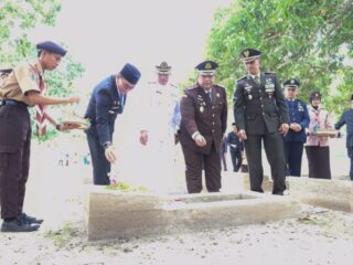 Harkitnas, Bupati Andi Rudi Latif Ziarah Makam Pahlawan Mattone