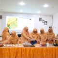 Gelar Pertemuan Rutin, DWP Tanah Bumbu Latih Anggota Bikin Rolade Ikan