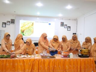 Gelar Pertemuan Rutin, DWP Tanah Bumbu Latih Anggota Bikin Rolade Ikan