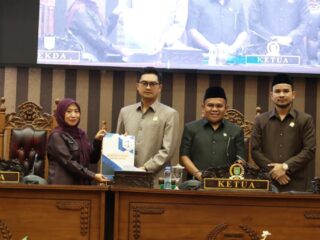 Sekda Yulian Herawati Sampaikan Raperda Perubahan Pajak Daerah ke DPRD