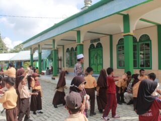 Tingkatkan Kenyamanan Ibadah, Halaman Masjid An Nur Dipasang Paving
