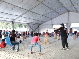 Gelak Tawa Warga Warnai Balap Karung Pakai Helm di Tanah Bumbu