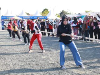Lomba Tarik Tambang Tutup Keseruan Aksi Merah Putih HUT Ke-81 RI