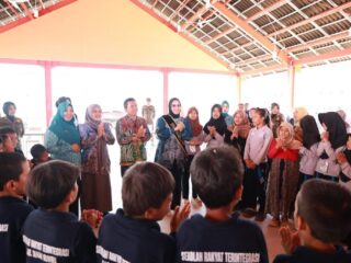 Tumbuhkan Minat Baca, Bunda Literasi Tanah Bumbu Sapa Siswa Sekolah Rakyat