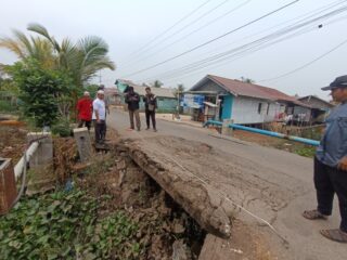 Jembatan Kayu Ulin di Pemangkih Tengah Kian Rapuh, DPUTRP Banjar Turun Lakukan Survei