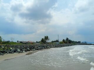 Lindungi Pesisir Kusan Hilir dari Abrasi, Pemkab Tanbu Salurkan Proyek Siring Laut 560 Meter