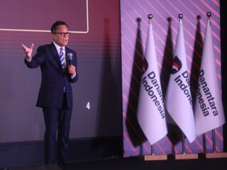 Transformasi Berorientasi Pelanggan, PLN Raih Sector Champion dan Runner Up BUMN Layanan Terbaik Danantara Indonesia CX100 Award 2026