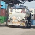 DIDUGA JUAL MINYAK SUBSIDI KE WARGA! Truk Tangki Pertamina "Eman" Tertangkap Kamera di Cilincing, Negara Dirugikan Miliaran