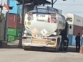 DIDUGA JUAL MINYAK SUBSIDI KE WARGA! Truk Tangki Pertamina "Eman" Tertangkap Kamera di Cilincing, Negara Dirugikan Miliaran