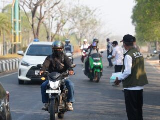 Cegah ISPA, Pemkab Tanah Bumbu Bagikan Masker ke Warga